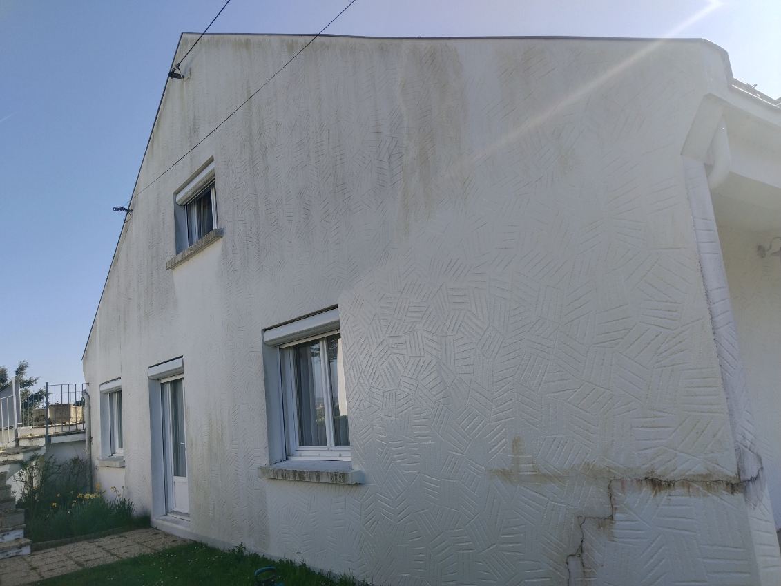 État initial d’une façade avant préparation sur un chantier à Cherbourg.
