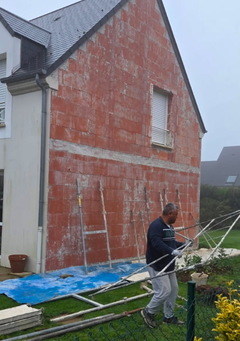 Pignon en maçonnerie avant application de l’enduit sur un chantier à Cherbourg.
