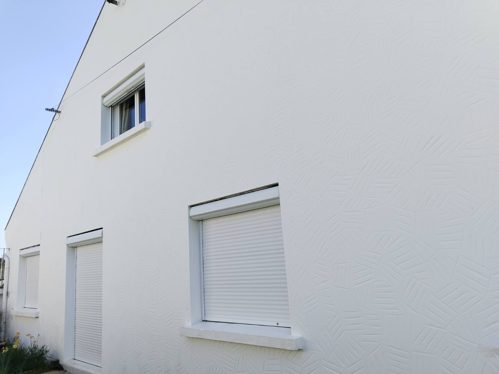 Aspect d’une façade claire après remise en état sur un chantier à Cherbourg.