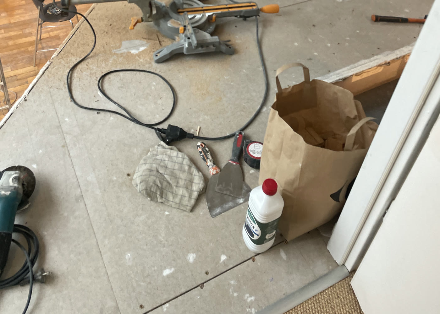 Outils de coupe et de préparation disposés sur une mezzanine pendant la pose d’un revêtement de sol.
