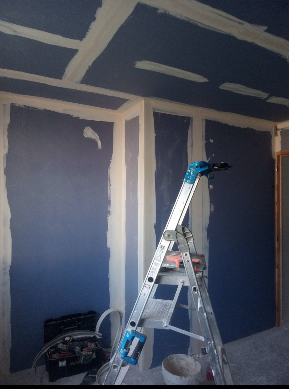 Cloisons et plafond en plaques de plâtre avec joints en cours de traitement.